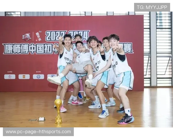 NBA球队青训成果展示日吸引大量家庭和少年参与 NBA球队青训成果展示日吸引大量家庭和少年参与