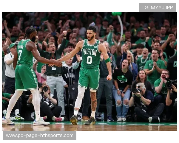 塔图姆三分点位全命中，训练馆响起掌声